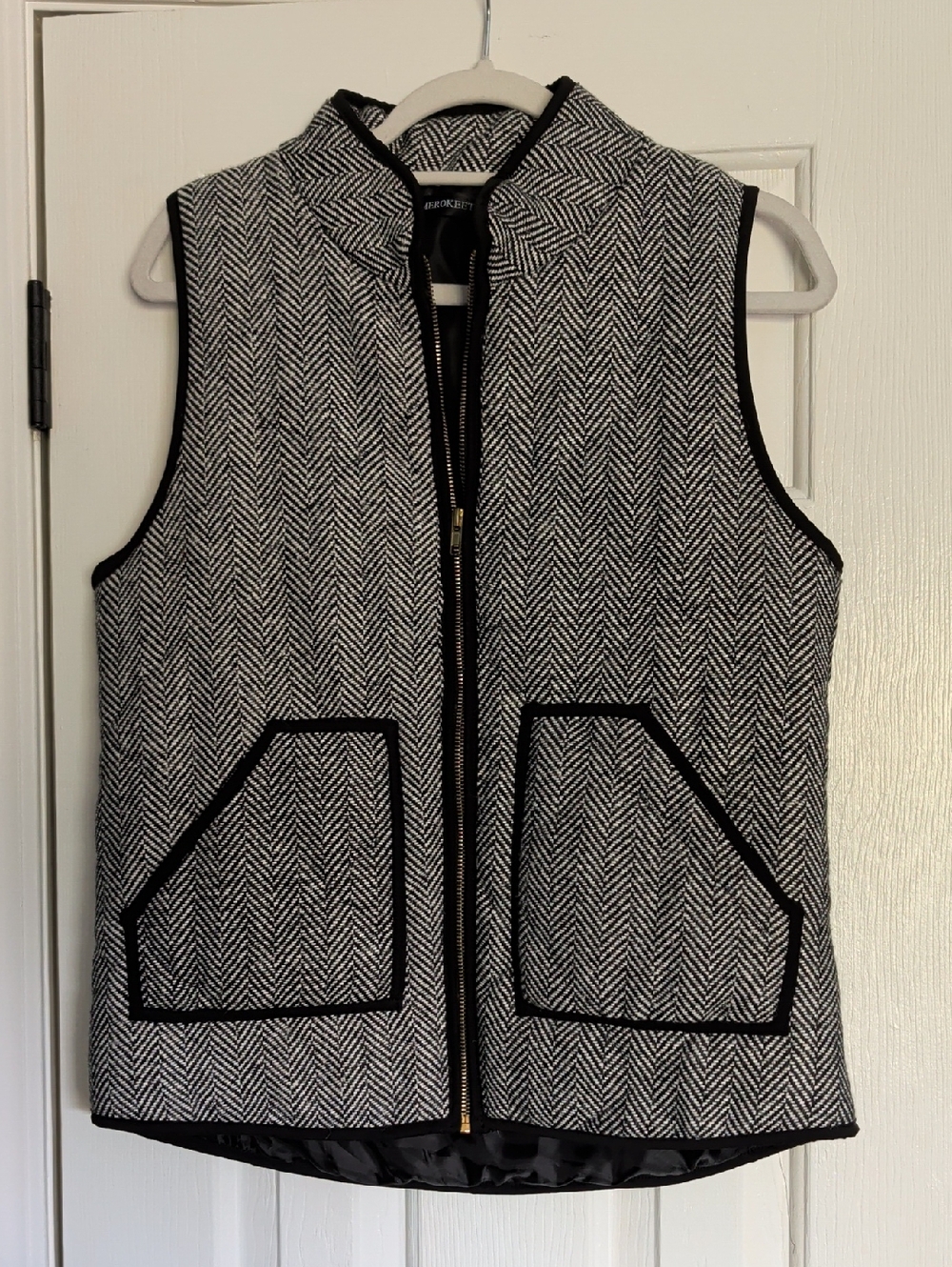Women's Black & White Herringbone Zip-Front Vest